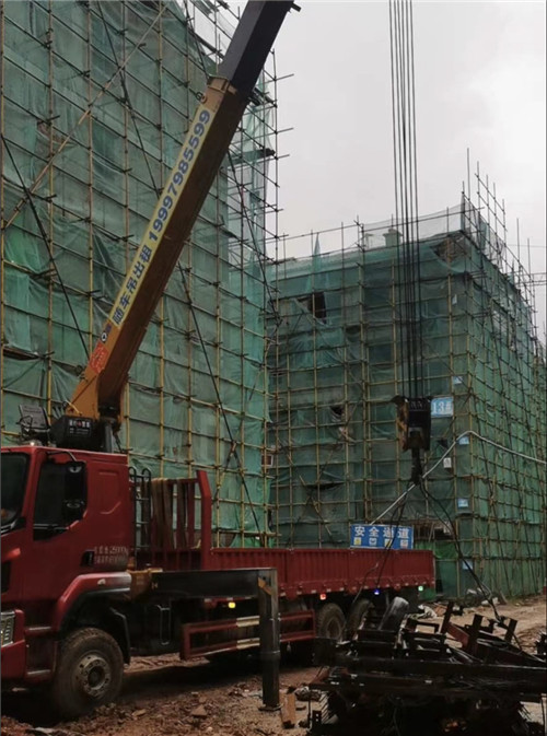 柳河县“慢工细活”—— 吊车的 “微动控制” 技术